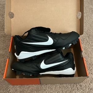 New in Box Women’s Black White Nike Softball Cleats MCS Keystone Size 10